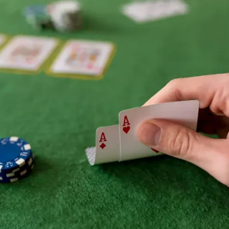 Best Starting Hands in Poker: Complete Ranked Guide